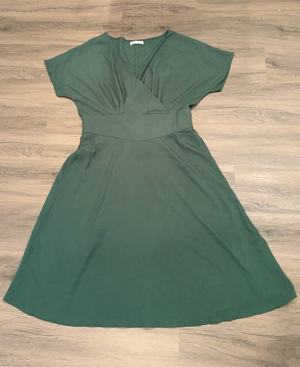 CUPSHE Green Solid Wrap A-Line Dress V-Neck Short Sleeve Knee Length Size 1X